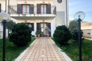 VILLA A SCHIERA D'ANGOLO A CARINARO