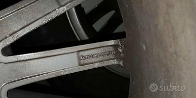 cerchi in lega con le gomme per Land Rover 