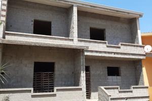 Villetta indipendente su tre livelli con giardino