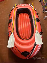 Gommone gonfiabile con remi