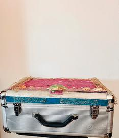 Postazione  con luci, valigia trolley