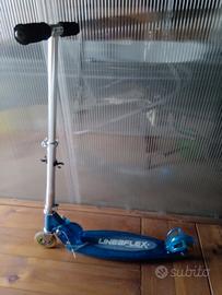 Monopattino pieghevole con manubrio estensibile