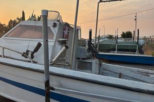 Barca da pesca in resina con motore 