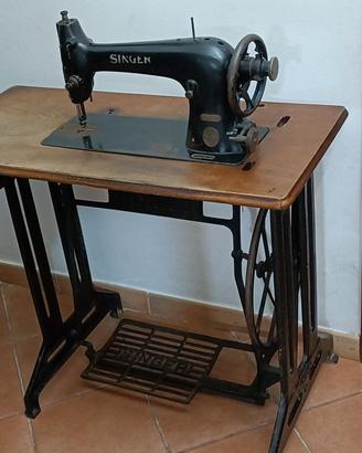 Antica macchina da cucire Singer con mobiletto