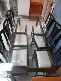 Tavolo di cristallo con sedie