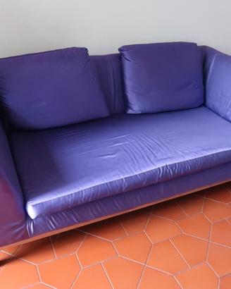 Divano foderato di raso viola