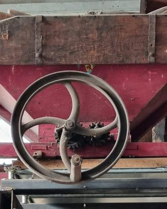 Antica pigiatrice-sgranatrice