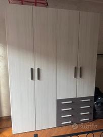 Armadio moderno 4 ante, scrivania e 1 comodino.
