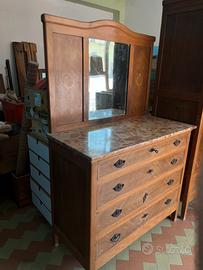 Comò in legno e marmo con specchio annesso