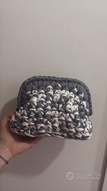 clutch grigia e bianca