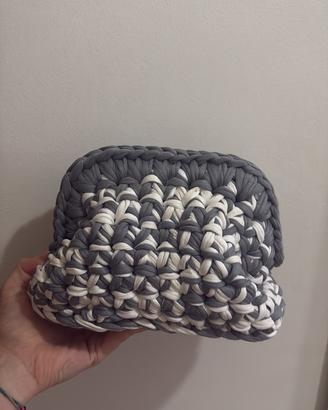 clutch grigia e bianca