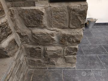 sassi di pietra lavorati