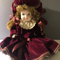 bambola in porcellana  vestito velluto