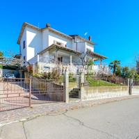 PORZIONE DI CASA CON AMPIO GIARDINO E GARAGE DOPPI