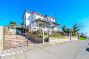 PORZIONE DI CASA CON AMPIO GIARDINO E GARAGE DOPPI
