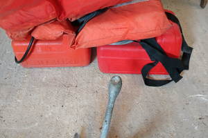 Serbatoi e giubbini di salvataggio