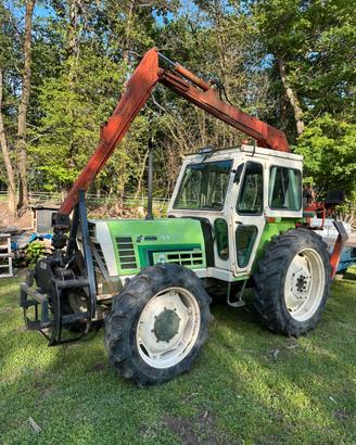 Trattore agrifull con gru forestale