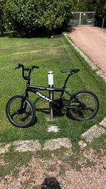 BiciBMX giant t-mobile con pegs/rotore manubrio360