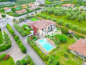 COMPLESSO RESIDENZIALE CON PISCINA E VISTA LAGO S