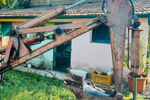 Trattori OM 715 DT 4x4 con Escavatore