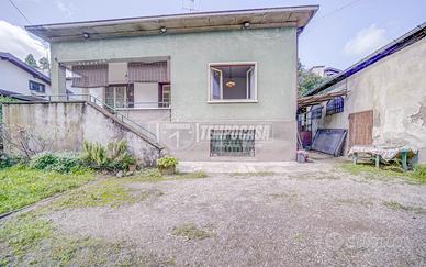 Villa indipendente libera su quattro lati con giar