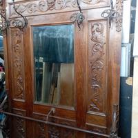 mobile antico con piedi leone