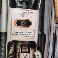 Cric Idraulico 2 Ton con Valigetta – Completo