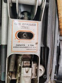 Cric Idraulico 2 Ton con Valigetta – Completo