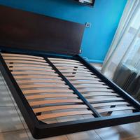 Letto matrimoniale in legno con rete a doghe