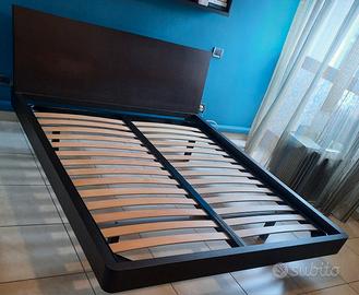 Letto matrimoniale in legno con rete a doghe