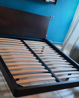 Letto matrimoniale in legno con rete a doghe