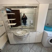 Intero mobilio bagno con specchiera e lavabo