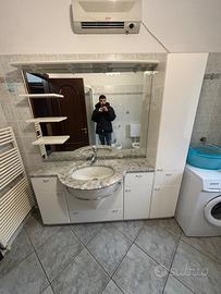 Intero mobilio bagno con specchiera e lavabo