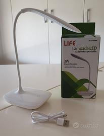 Piccola lampada a led da tavolo e portatile