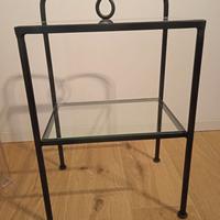 Coppia di comodini in ferro battuto e cristallo