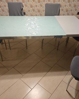 tavolo in vetro allungabile. sedie in OMAGGIO.