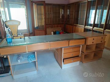 Arredamento negozio(vetrine e cassaforte)