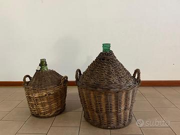 Coppia di damigiane antiche impagliate in vimini