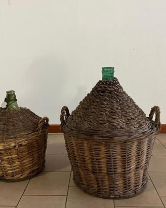 Coppia di damigiane antiche impagliate in vimini