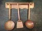 Set mestoli da cucina dell'800 con mensola
