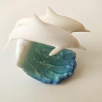 Statuetta coppia delfini bianchi su onda blu h.5