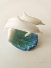 Statuetta coppia delfini bianchi su onda blu h.5