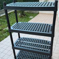 Scaffale in plastica con ripiani