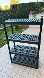 Scaffale in plastica con ripiani