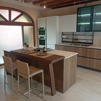 cucina con isola di esposizione