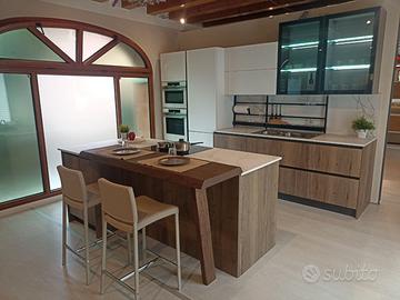 cucina con isola di esposizione