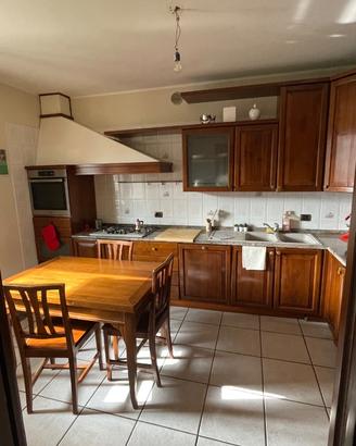 Cucina in legno massello con elettrodomestici
