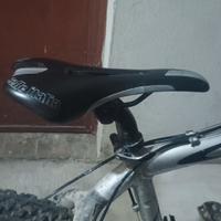 bici grigia 