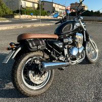 Triumph Adventurer Legend Thunderbird 900