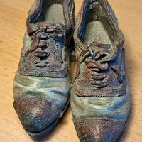 Scultura scarpe in resina